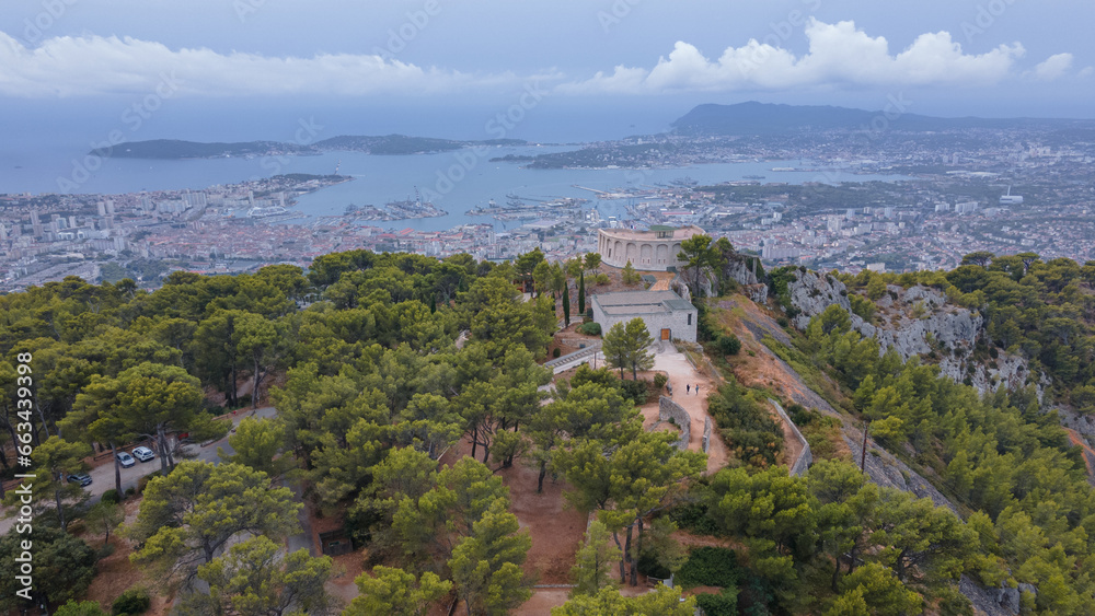 Obraz premium Aerial photography of Mémorial du Débarquement et de la Libération en Provence. Photography was shot from a drone at a higher altitude on a rainy day.
