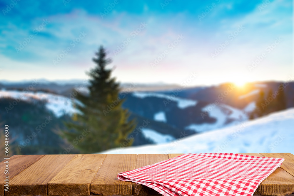 Φωτογραφία winter blue landscape of alps and brown old table of wood and snow place