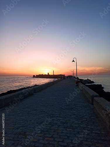 Bonito atardecer desde el espigón de la Caleta en Cádiz.