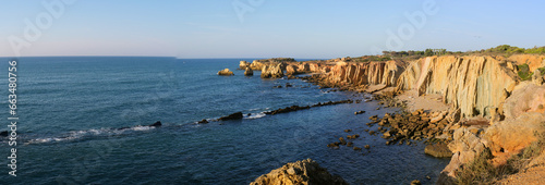 Falaises colorées de l'Algarve au Portugal