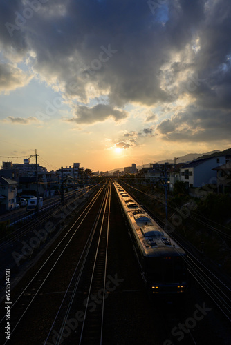 沈みゆく夕日と列車。jr芦屋駅近くにて日没前に撮影。