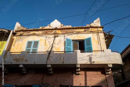 bâtiment colonial dans l'ancienne ville de Saint Louis au Sénégal en Afrique