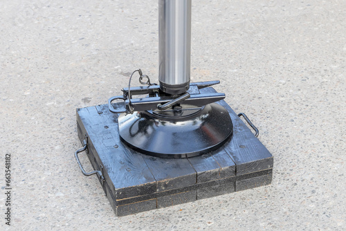 Photos New crane outrigger on a wooden pad