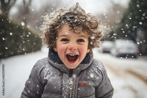 Spielendes Kind im Schnee