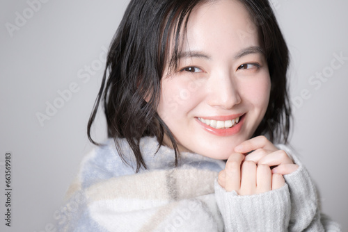 Plakat マフラーとニットを着たかわいい若い女性のポートレート 秋冬