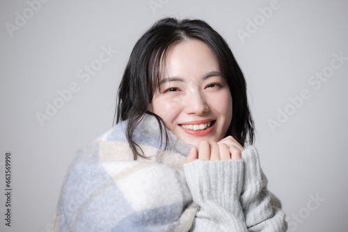 Plakat マフラーとニットを着たかわいい若い女性のポートレート 秋冬