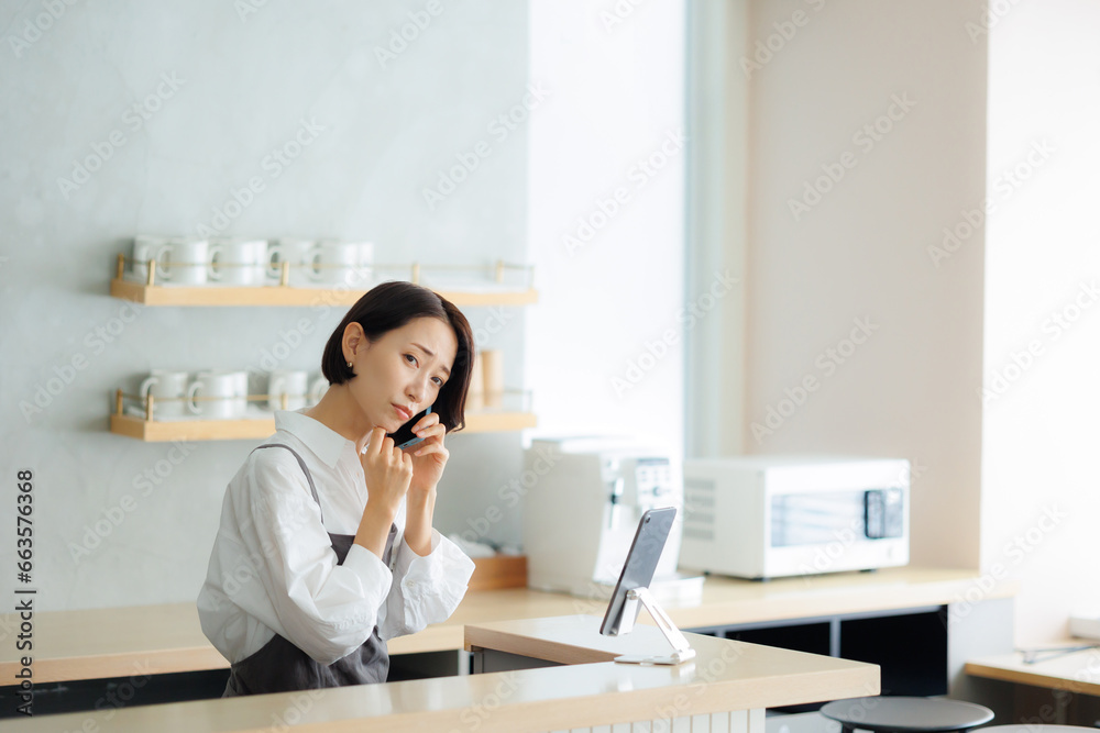 カフェ スタッフ 女性 カフェ スタッフ 女性
