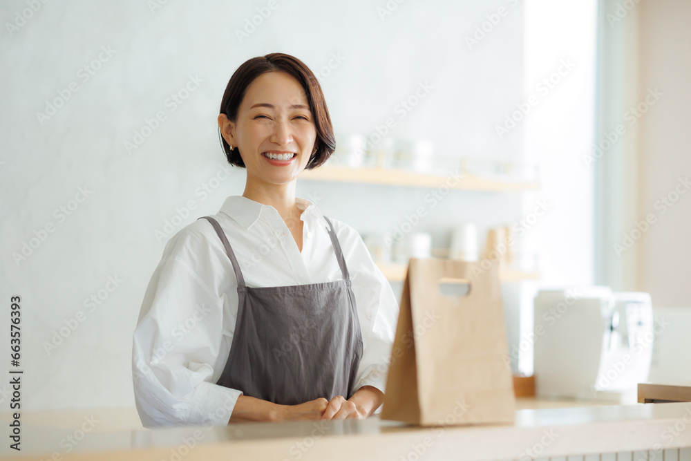 カフェ スタッフ 女性 カフェ スタッフ 女性