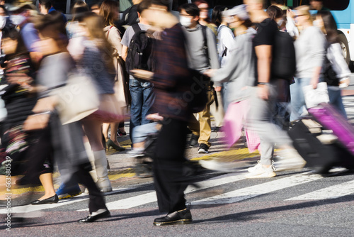 Canvas Print crowds of people crossing the Shibuya crossing in Tokyo, Japan