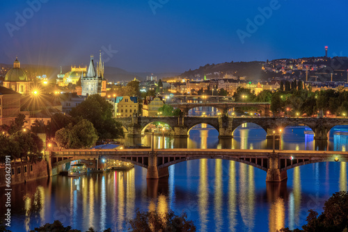 View of Prague with the bridges over the river Vltava at night Fototapet