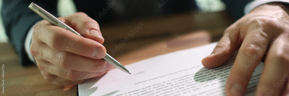 Ταπετσαρία Businessman puts personal signature on contract paper sheet
