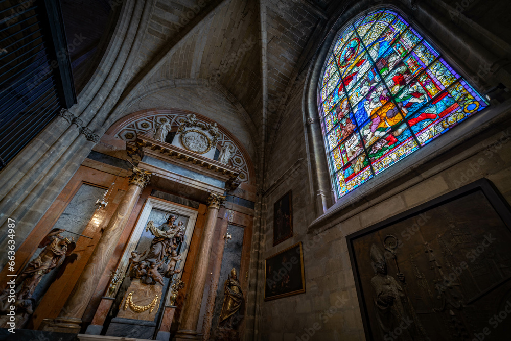 Fototapeta premium Catedral de Santa María de la Sede, arquitectura de estilo gótico en Sevilla, Andalucía, España.