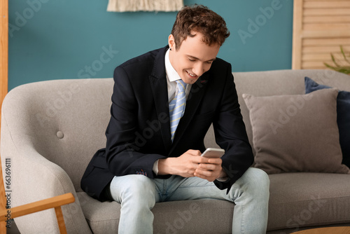 Young businessman with smar...