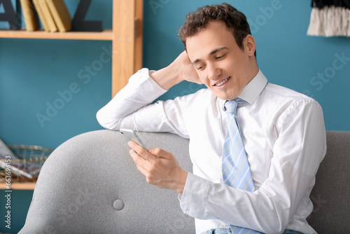 Young businessman with smar...