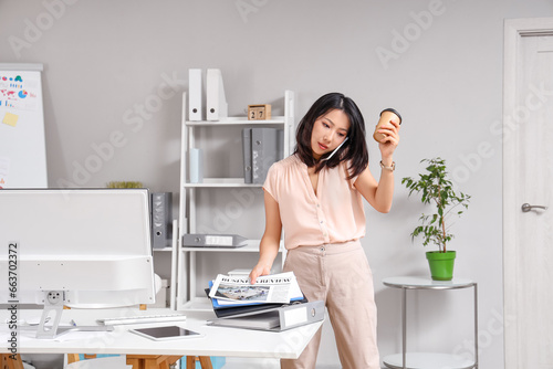 Busy Asian businesswoman wi...