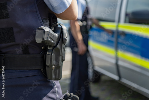 Polizisten bei Verhaftung am Streifenwagen photo