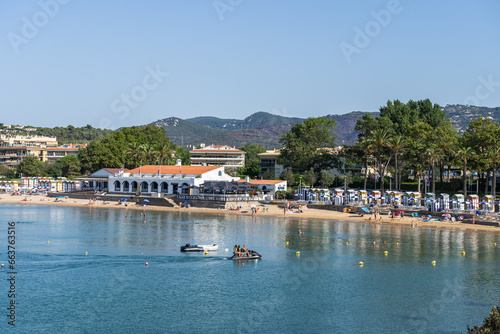 Playa de Sant Pol en S'Agaró con las casetas de colores al fondo, Costa Brava, Cataluña, España 
