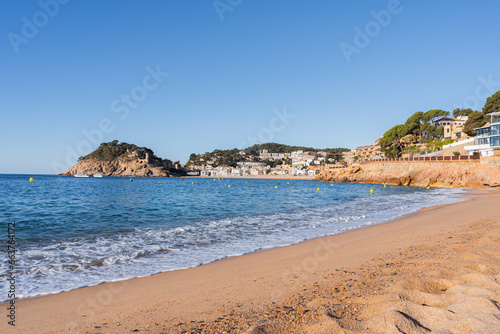 Playa Mar Menuda en Tossa de Mar con las vistas de la muralla en el fondo, Costa Brava, Cataluña, España