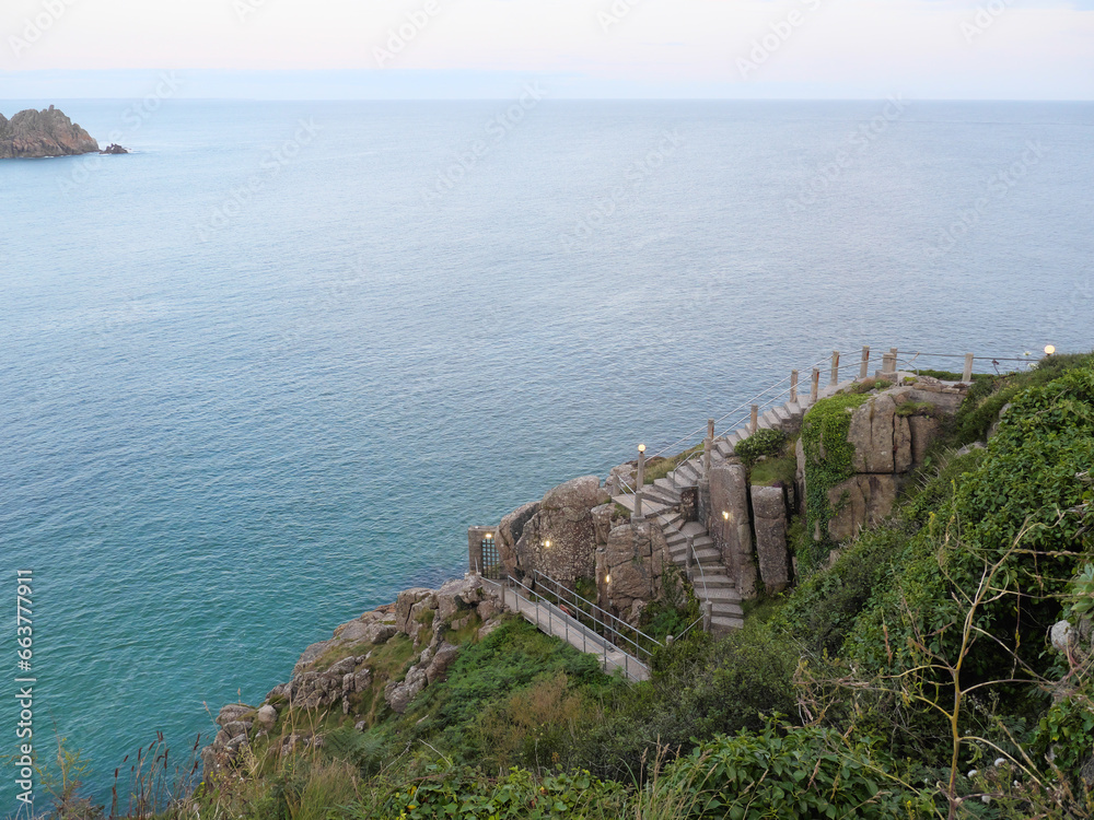 Obraz premium Treppe von der Klippe zum Meer am Minack Theater in Porthcurno Cornwall Englang