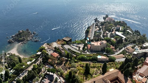 Isola Bella, attrazione turistica di Taormina in Sicilia, Italia.
Il mare azzurro e cristallino della costa di Taormina filmato dal drone. photo