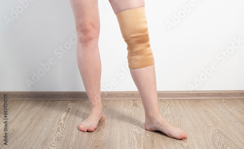 Quadro em tela Orthopedic medical kneecap on the leg of a girl