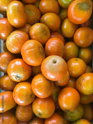 Cajón de mandarinas a la venta en la verdulería