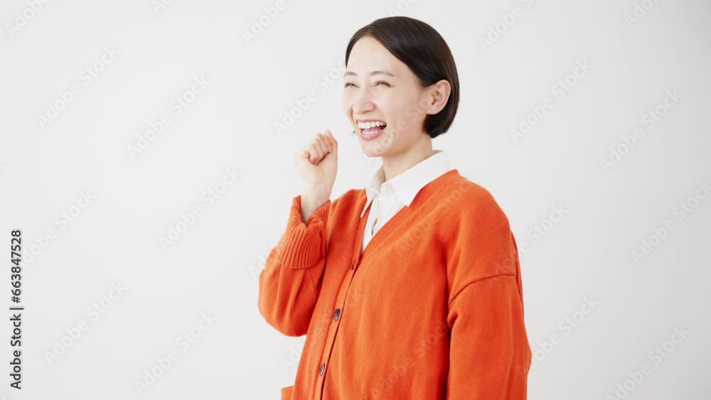 カーディガンを着ている若い女性　秋服イメージ