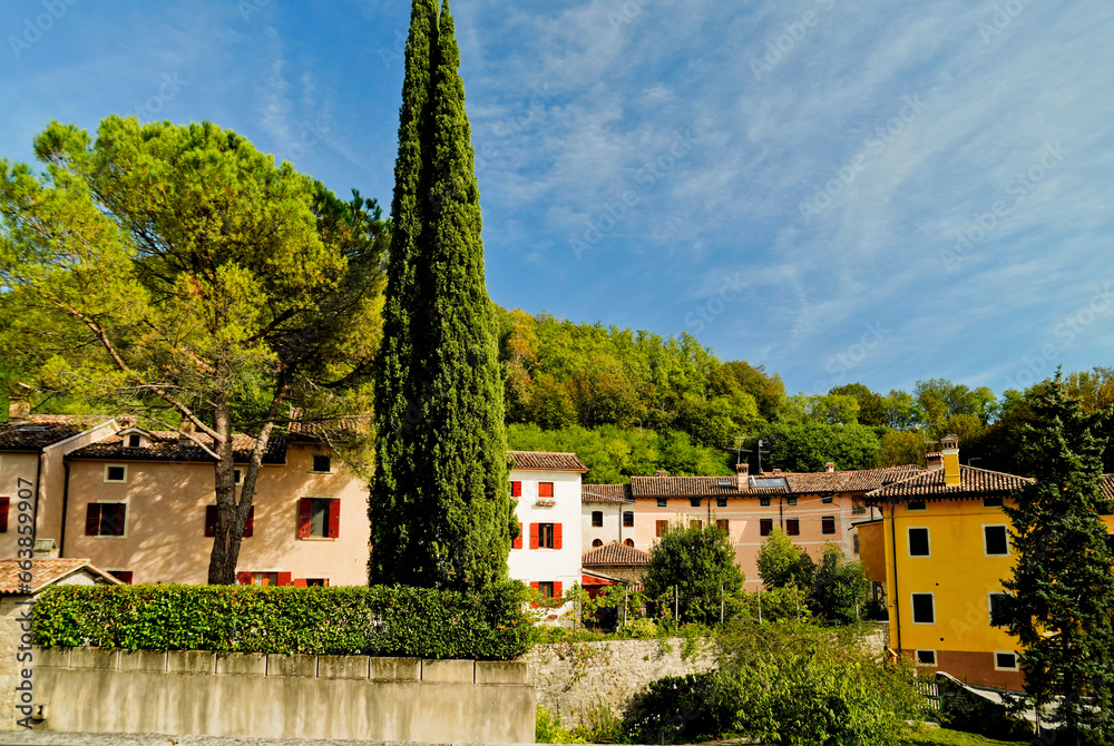 Lo storico borgo di Cison di Valmarino con il castello di CastelBrando regione del Valdobbidene in provincia di Treviso. Veneto, Italia