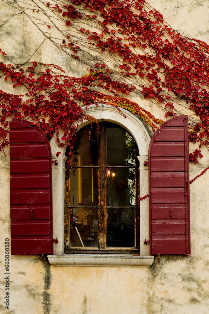 Lo storico borgo di Cison di Valmarino con il castello di CastelBrando regione del Valdobbidene in provincia di Treviso. Veneto, Italia Lo storico borgo di Cison di Valmarino con il castello di CastelBrando regione del Valdobbidene in provincia di Treviso. Veneto, Italia