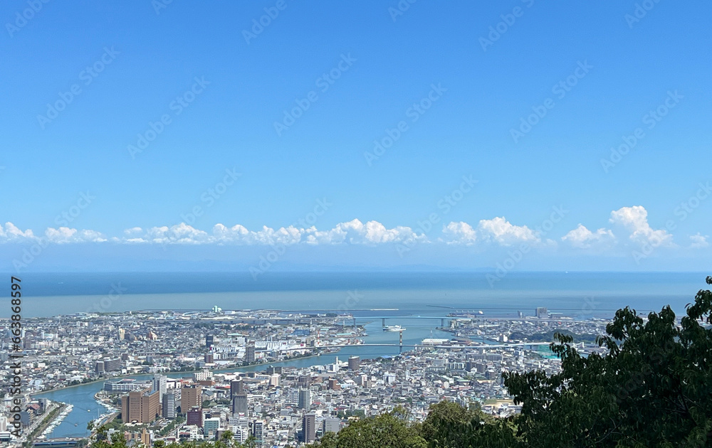 Naklejka premium 山頂から見た街並みと海