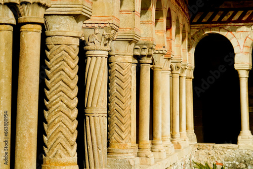 Tableau sur toile Lo storico borgo di Vidor e l'Abbazia Benedettina di Santa Bona nella regione del Valdobbidene in provincia di Treviso
