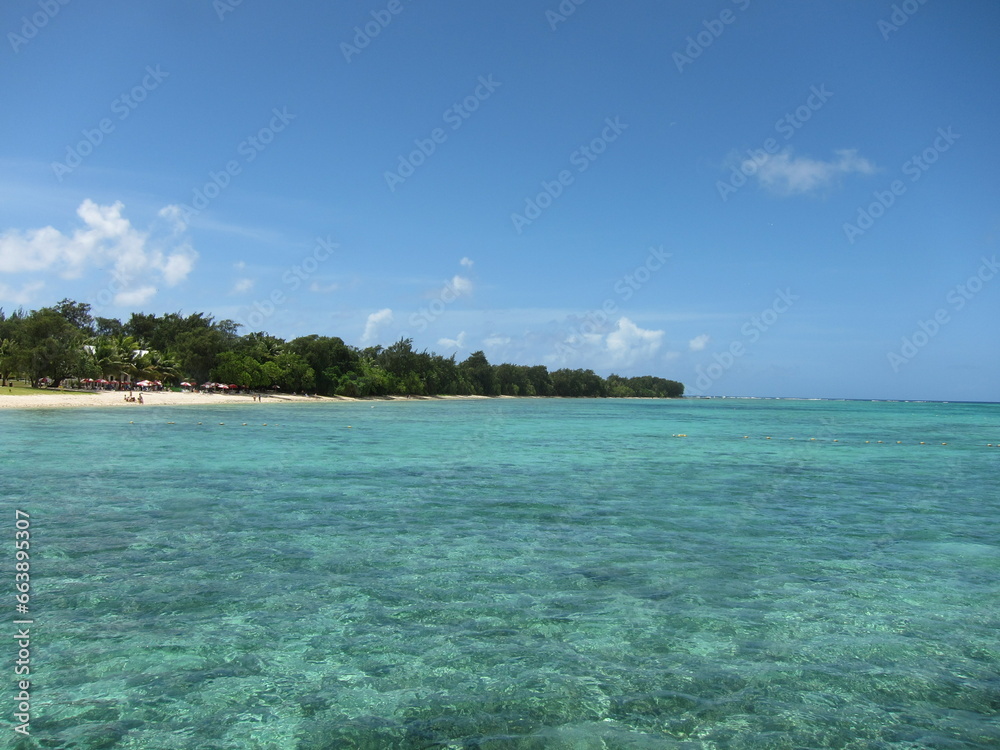 【グアム】ココス島のエメラルドグリーンの海と青い空