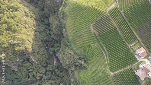 Drohnenaufnahme, flug in Richtung Ultnertal in Südtirol