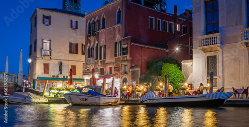 Centre historique de Venise avec les canaux la nuit.. 