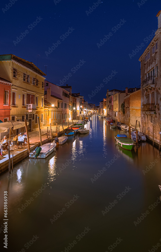 Centre historique de Venise avec les canaux la nuit..	