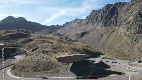 Überflug mit Drohne über das Timmelsjoch mit Blick auf das Museum