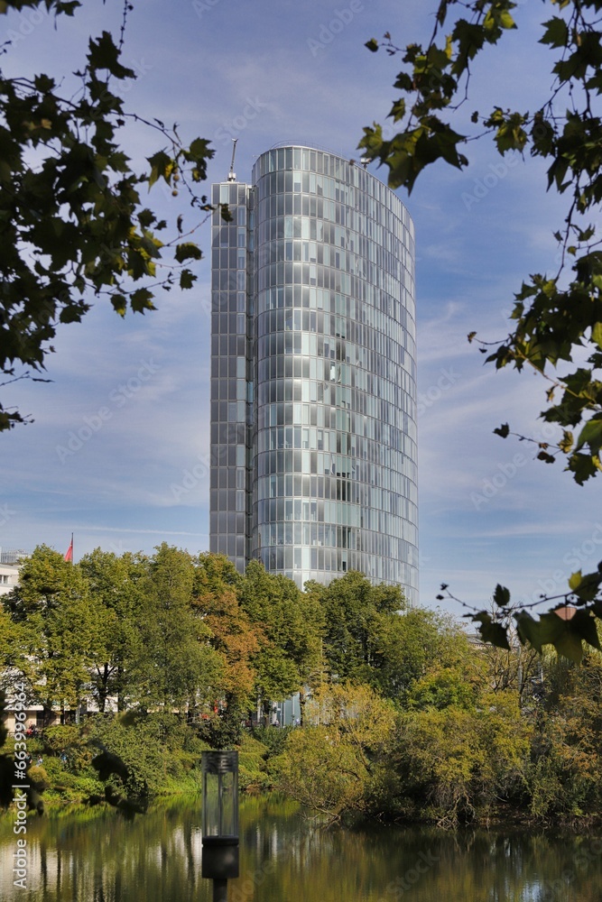 Düsseldorf, Hochhaus am Graf-Adolf-Platz, vom Schwanenspiegel aus gesehen