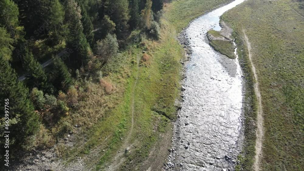 Ultental, Südtirol, Flussbett, gebirgsfluss, schwenk nach oben, Talblick, aerial view