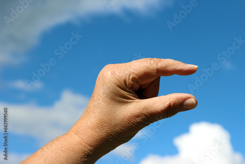 Handzeichen mit Daumen und Zeigefinger © RRF