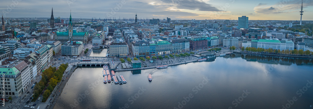 Φωτογραφία Aerial view of Alster lake, surrounded by the impressive backdrop of the iconic Hamburg skyline, which includes historic buildings and a mix of modern skyscrapers and contemporary architecture