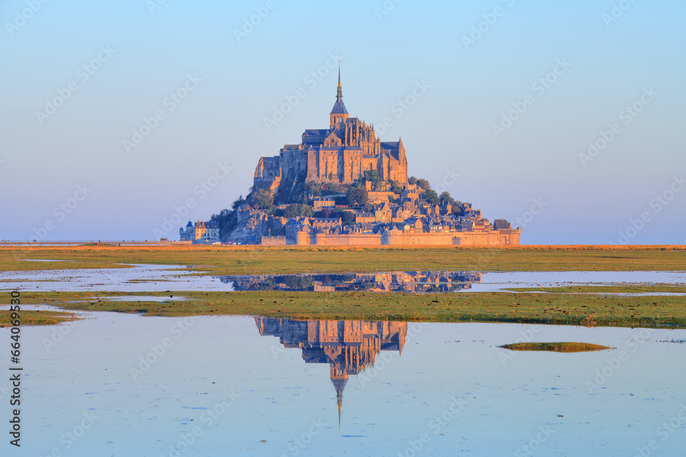 Lever du soleil sur le Mont-Saint-Michel	
 - obrazy, fototapety, plakaty 