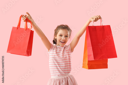 Little girl with shopping b...