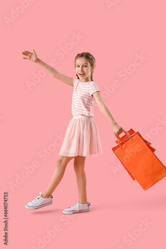 Little girl with shopping b...
