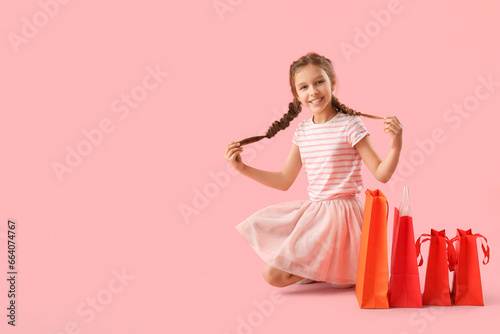 Little girl with shopping b...
