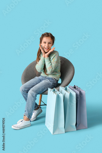 Little girl with shopping b...