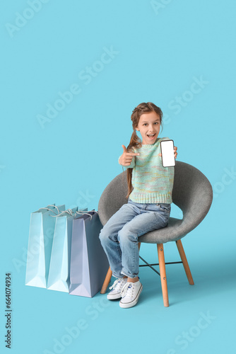 Little girl with shopping b...
