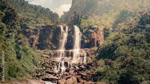 paisaje de una cascada con dos caidas de agua lleno de naturaleza y vegetacion con arboles y plantas  photo