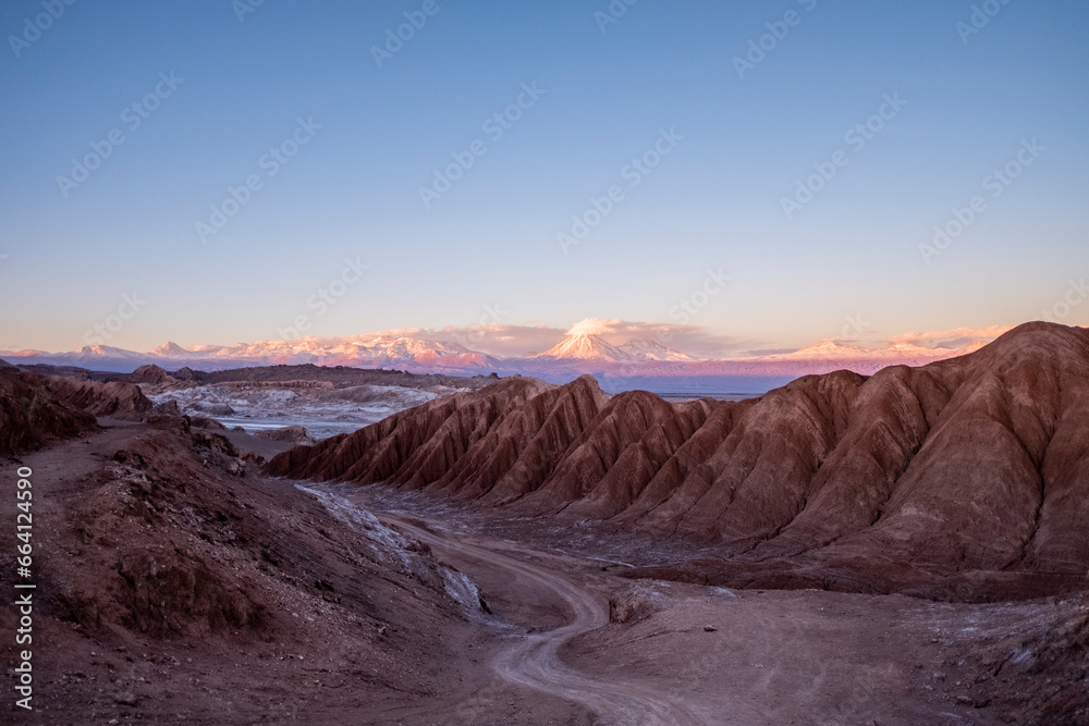 O Vale da Lua ou Valle de la Luna fica a 19 km de San Pedro do Atacama e é declarado Santuário da Natureza e Monumento Natural. E o lugar não podia receber outro nome. Realmente as formações rochosas,