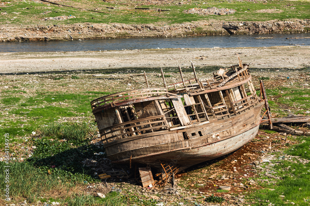AMAZONAS, DRY - Houseboats are stranded on the edge of the region known as Manaus Moderna, the city's port region, during the drought on the Rio Negro. The Amazon region suffers from a severe drought AMAZONAS, DRY - Houseboats are stranded on the edge of the region known as Manaus Moderna, the city's port region, during the drought on the Rio Negro. The Amazon region suffers from a severe drought