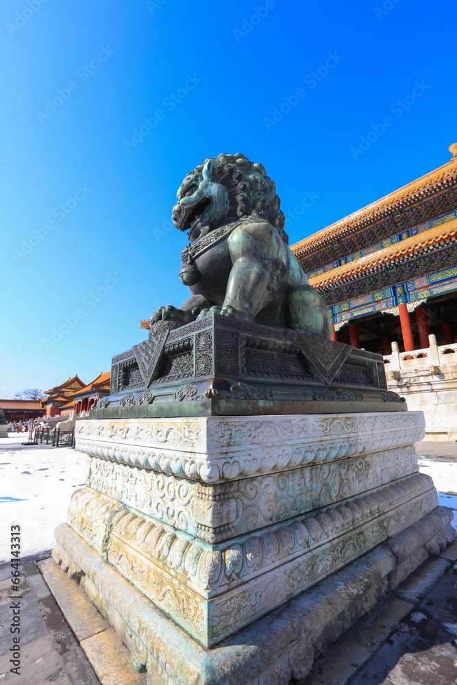 Obraz premium Bronze Lion at the Forbidden City in Beijing